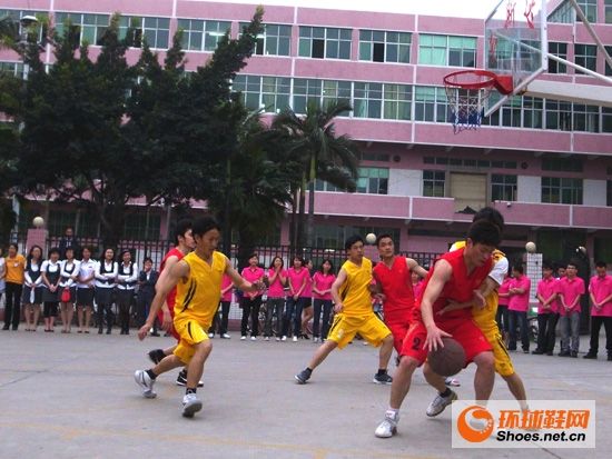 兩隊隊員在場上你爭我奪