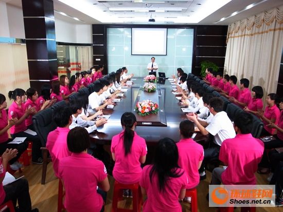 員工認(rèn)真聽培訓(xùn)課程