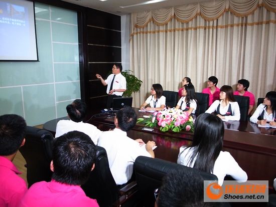 公司高層在為員工進(jìn)行培訓(xùn)